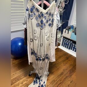 Elegant White and Blue scarf with Floral Accents
Approx 20x72